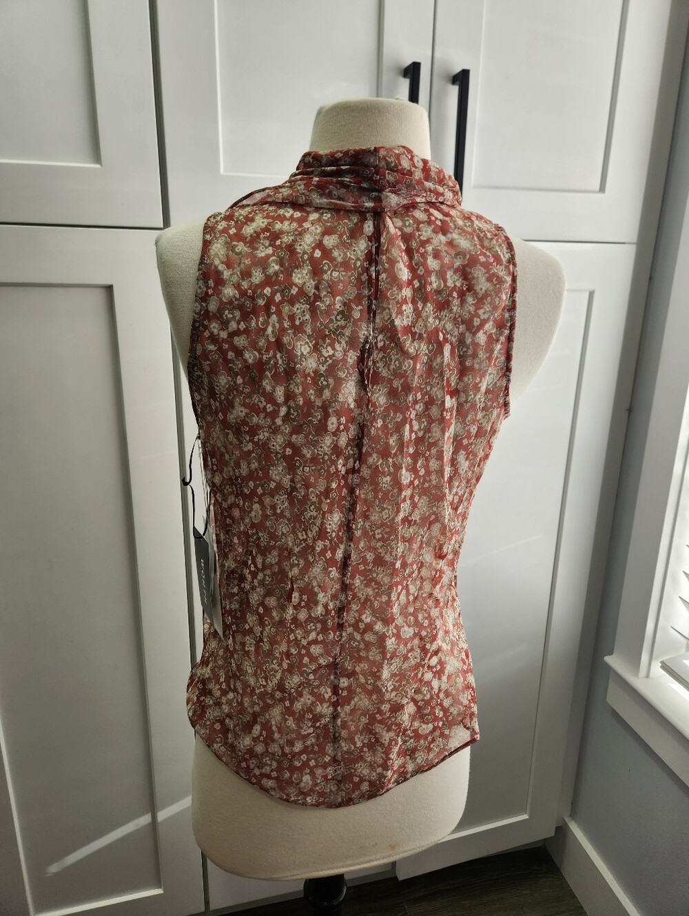 NWT Worth New York Floral Silk Sleeveless Blouse Tie Neck Size 4 - Picture 9 of 14
